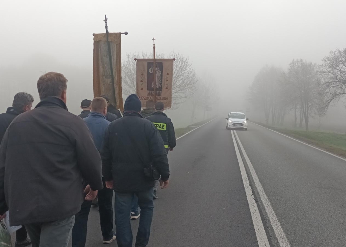 Chodzenie z chorągwią na wsiach łowickich