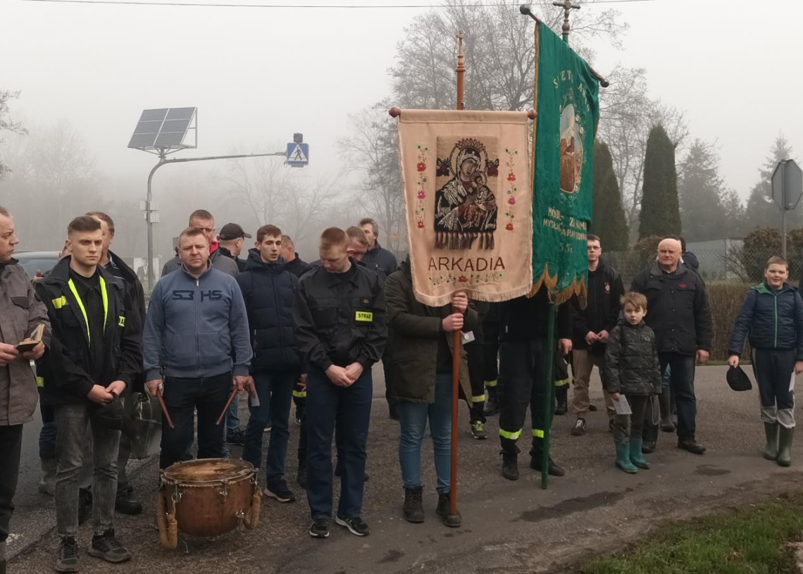 Chodzenie z chorągwią na wsiach łowickich