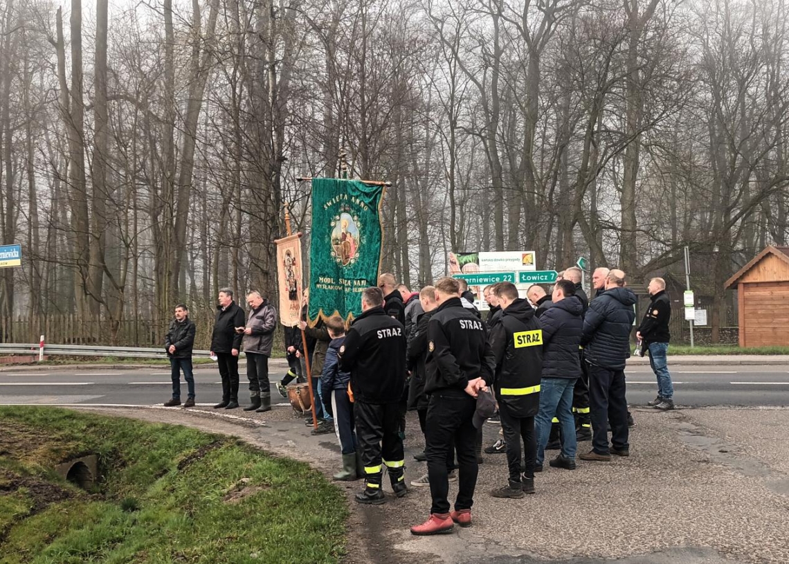 Chodzenie z chorągwią na wsiach łowickich