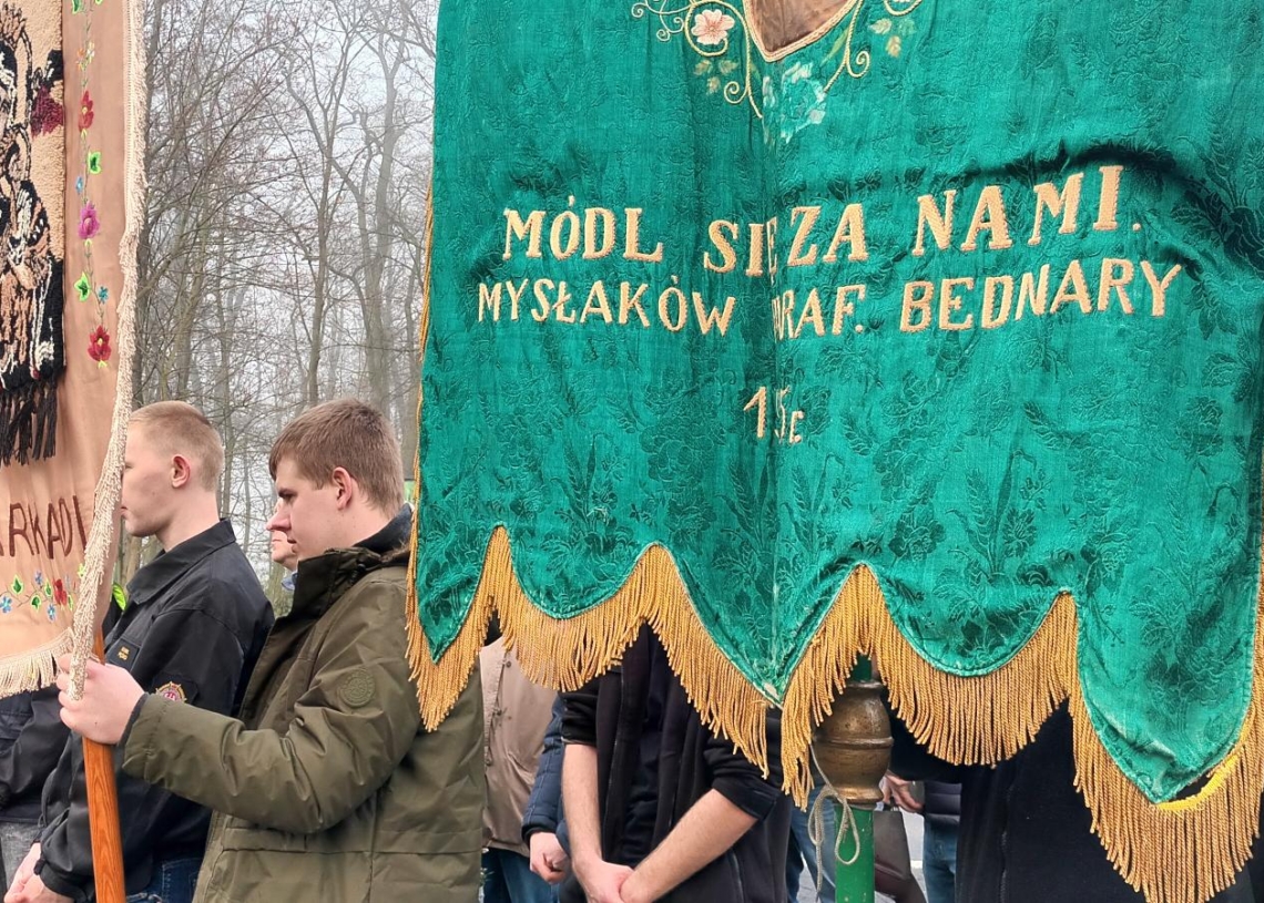 Chodzenie z chorągwią na wsiach łowickich