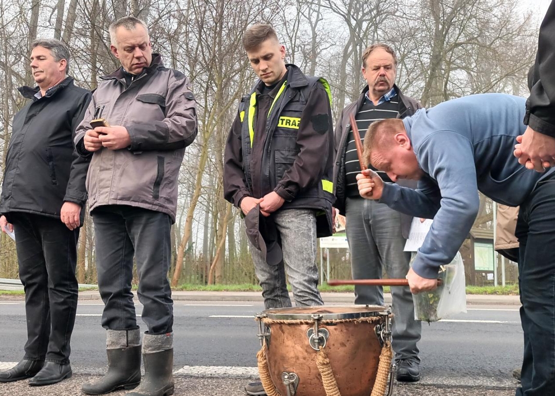 Chodzenie z chorągwią na wsiach łowickich