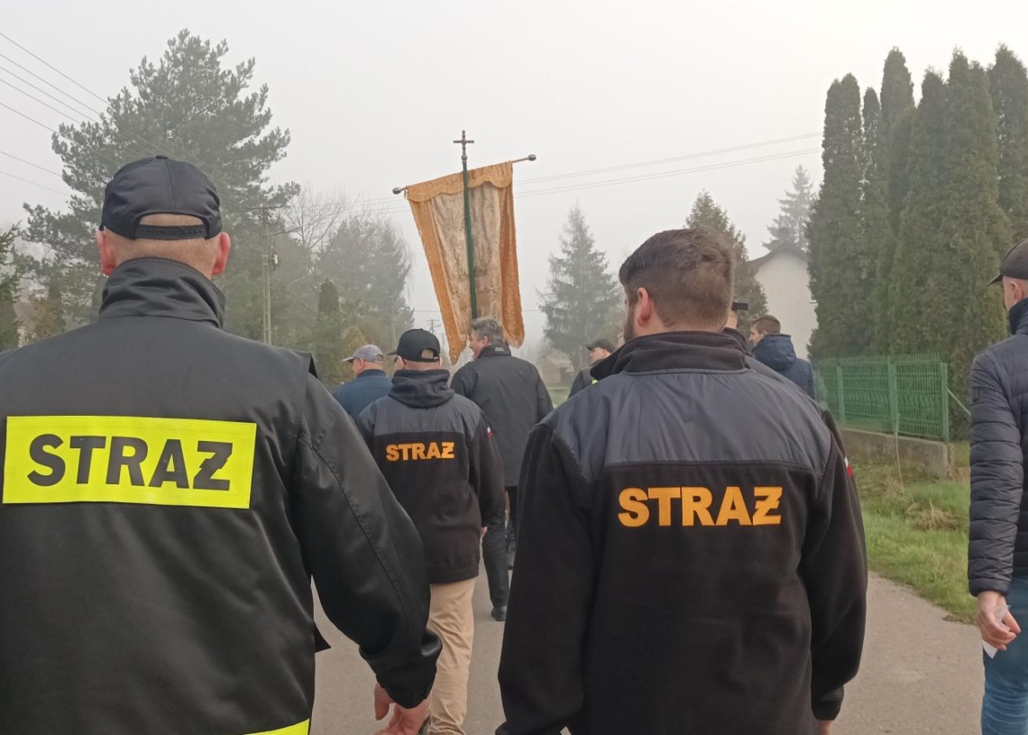 Chodzenie z chorągwią na wsiach łowickich