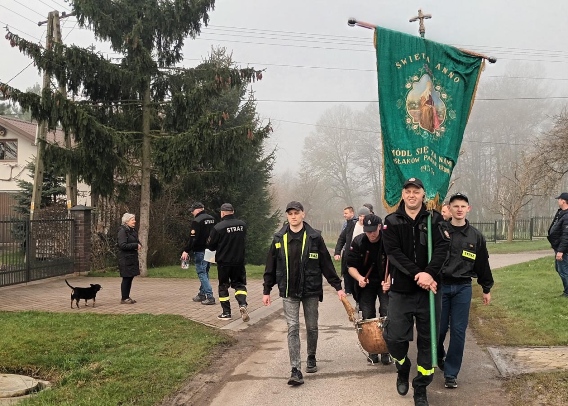 Chodzenie z chorągwią na wsiach łowickich