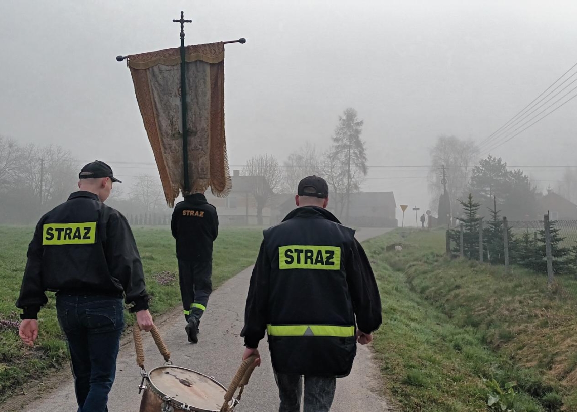 Chodzenie z chorągwią na wsiach łowickich