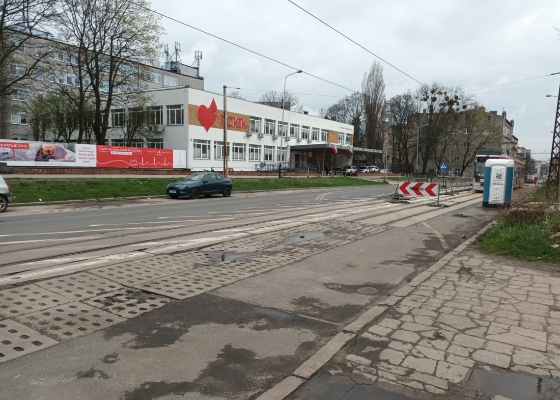 Czy tramwaje dojadą Franciszkańską do Wojska Polskiego? Na razie szanse są niewielkie. Zabraknie około 10 metrów torów [ZDJĘCIA]