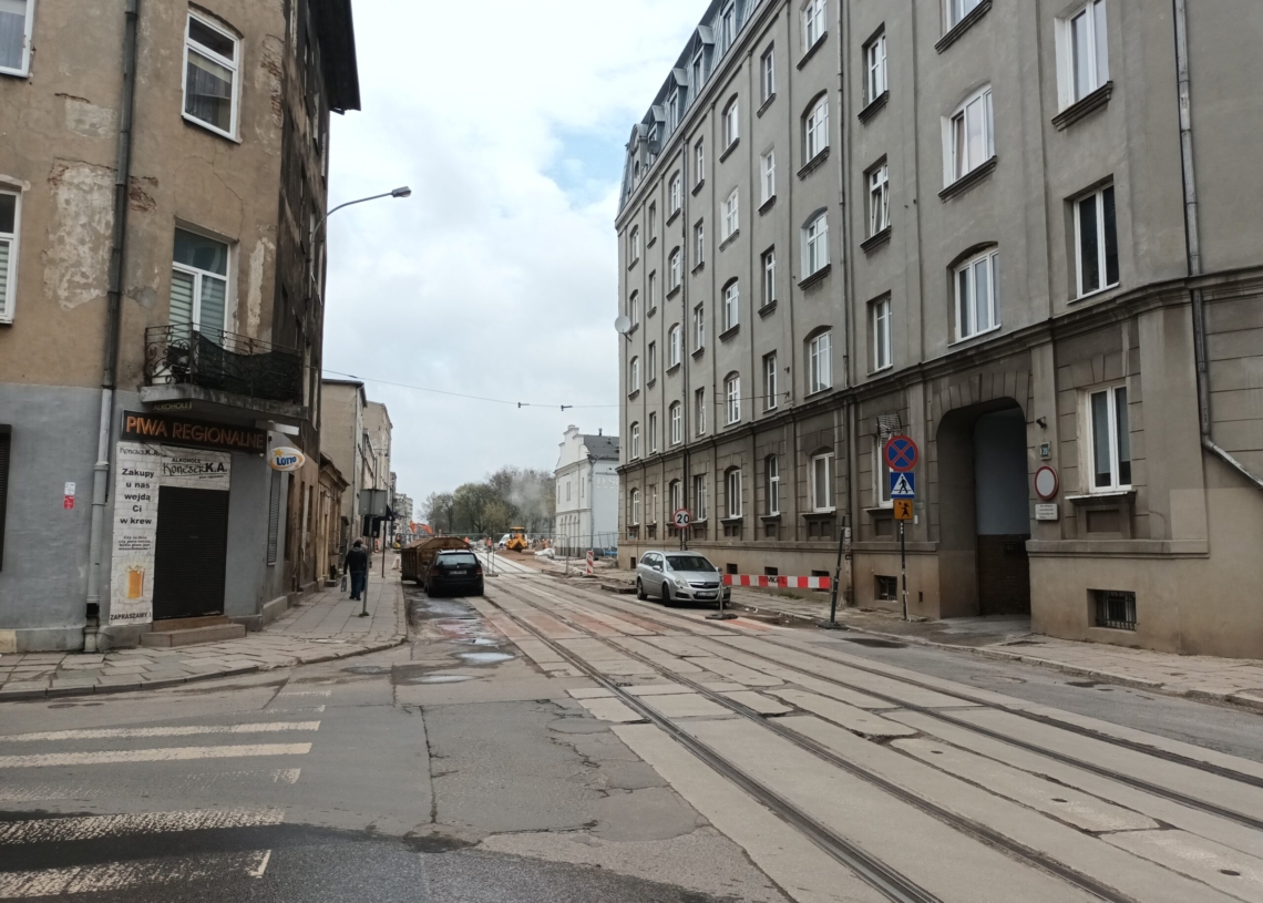Czy tramwaje dojadą Franciszkańską do Wojska Polskiego? Na razie szanse są niewielkie. Zabraknie około 10 metrów torów [ZDJĘCIA]