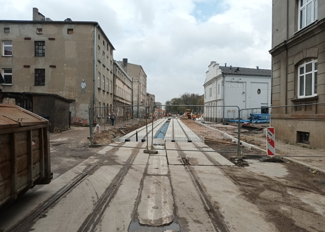 Czy tramwaje dojadą Franciszkańską do Wojska Polskiego? Na razie szanse są niewielkie. Zabraknie około 10 metrów torów [ZDJĘCIA]