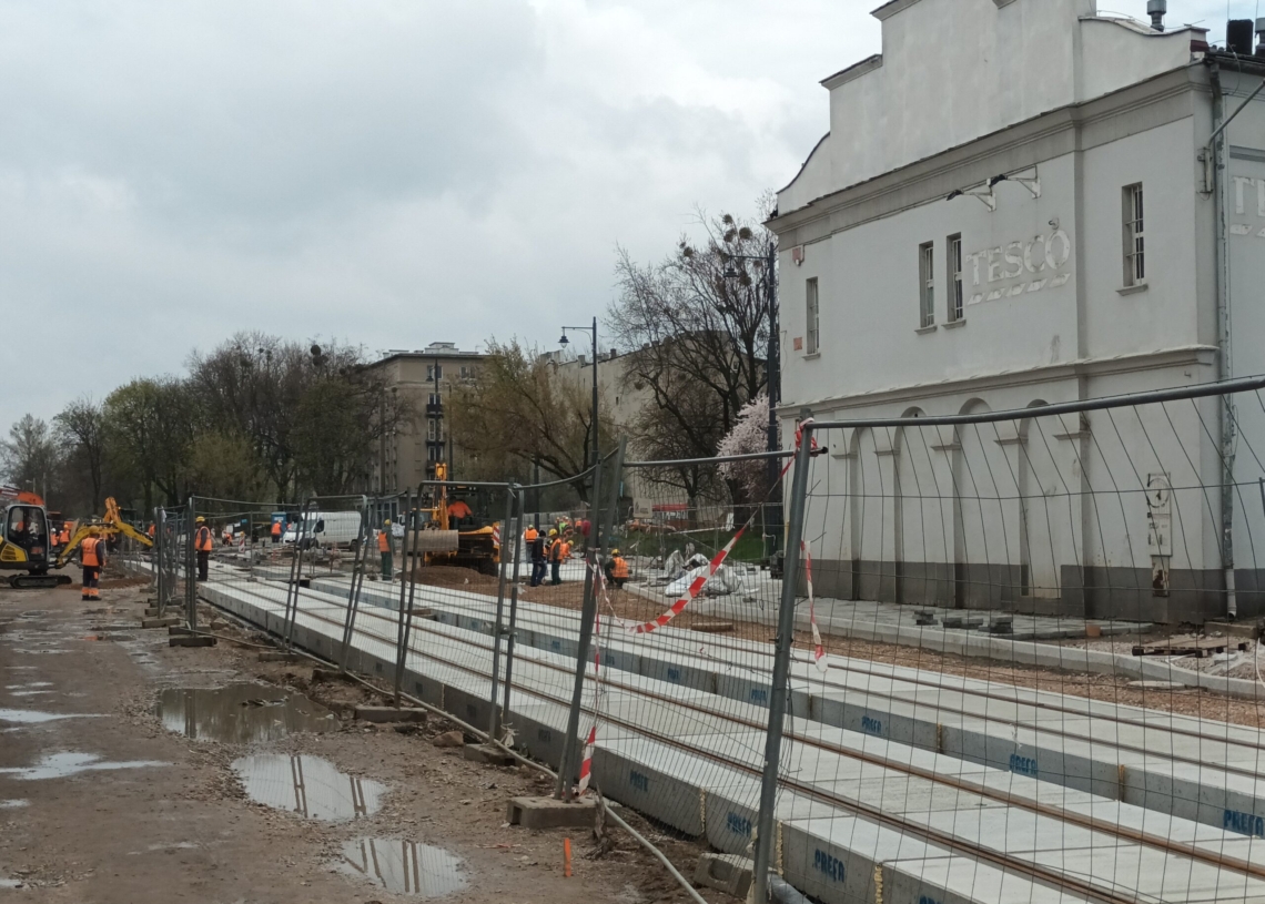 Czy tramwaje dojadą Franciszkańską do Wojska Polskiego? Na razie szanse są niewielkie. Zabraknie około 10 metrów torów [ZDJĘCIA]