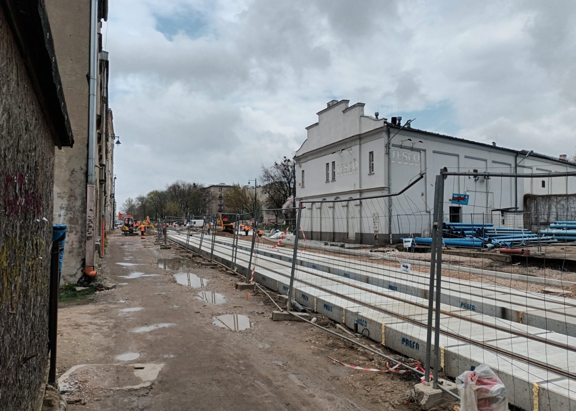 Czy tramwaje dojadą Franciszkańską do Wojska Polskiego? Na razie szanse są niewielkie. Zabraknie około 10 metrów torów [ZDJĘCIA]