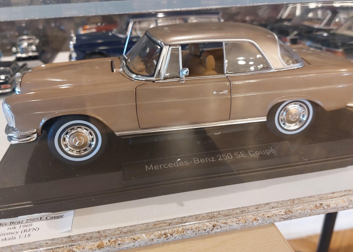 Wystawa modeli samochodów w Lututowie