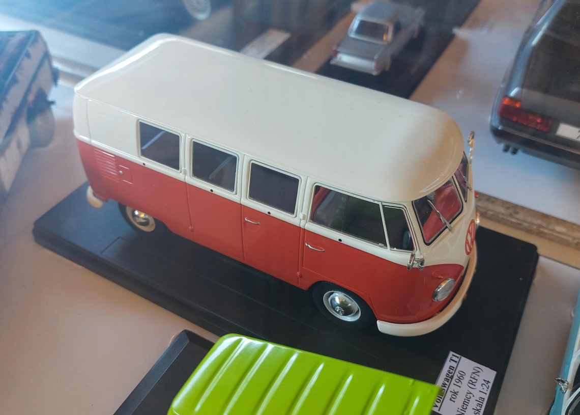 Wystawa modeli samochodów w Lututowie