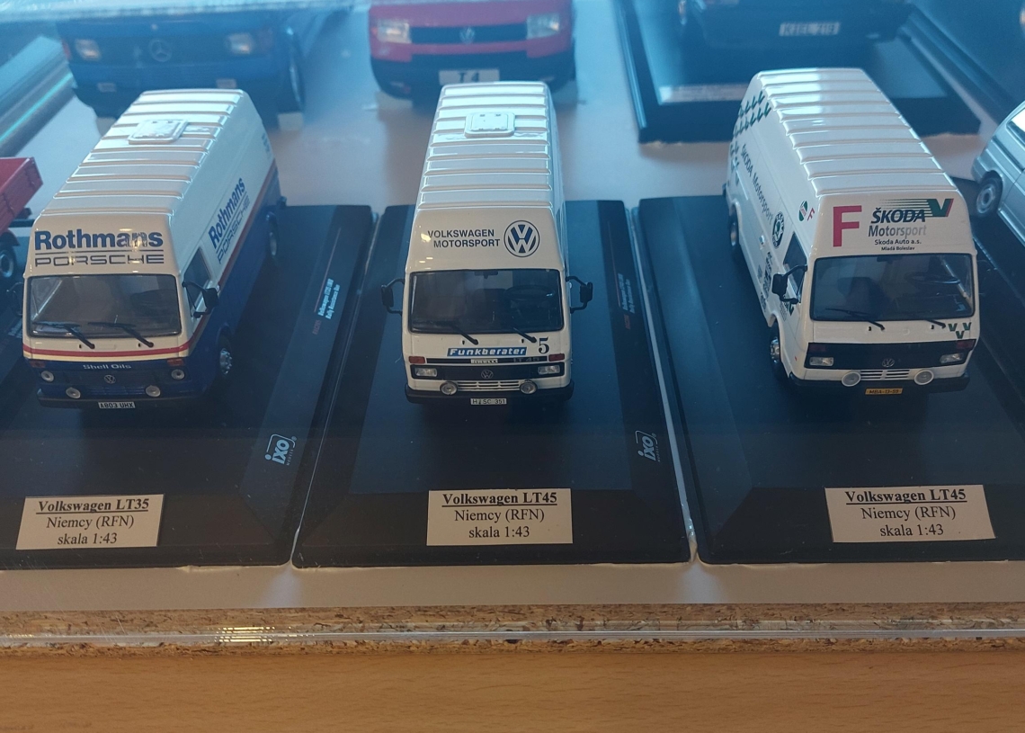 Wystawa modeli samochodów w Lututowie