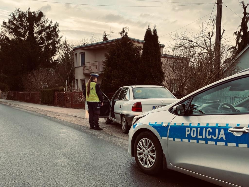 37-latek wypił alkohol w samochodzie pod sklepem, a potem odjechał