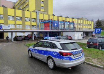 Policjanci z Opoczna pomogli w transporcie chorego dziecka