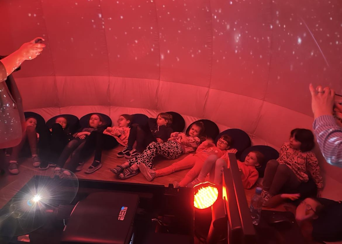 Uczniowie z Mokrej Lewej wzięli udział w nietypowej lekcji pod gwiazdami w mobilnym planetarium Centrum Nauki Kopernik 1 lekcji pod gwiazdami