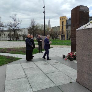 Piotr Gliński złożył również znicz pod pomnikiem ofiar katastrofy smoleńskiej, który znajduje się na placu Katedralnym za świątynią.