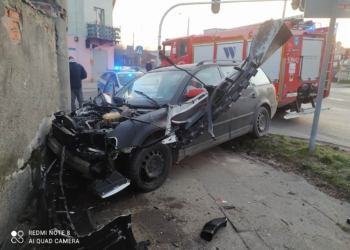 Wypadek w Złoczewie. 2 osoby ranne 6 Wypadek w Złoczewie