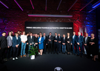 Pierwsi absolwenci łódzkiego Technikum Automatyki i Robotyki