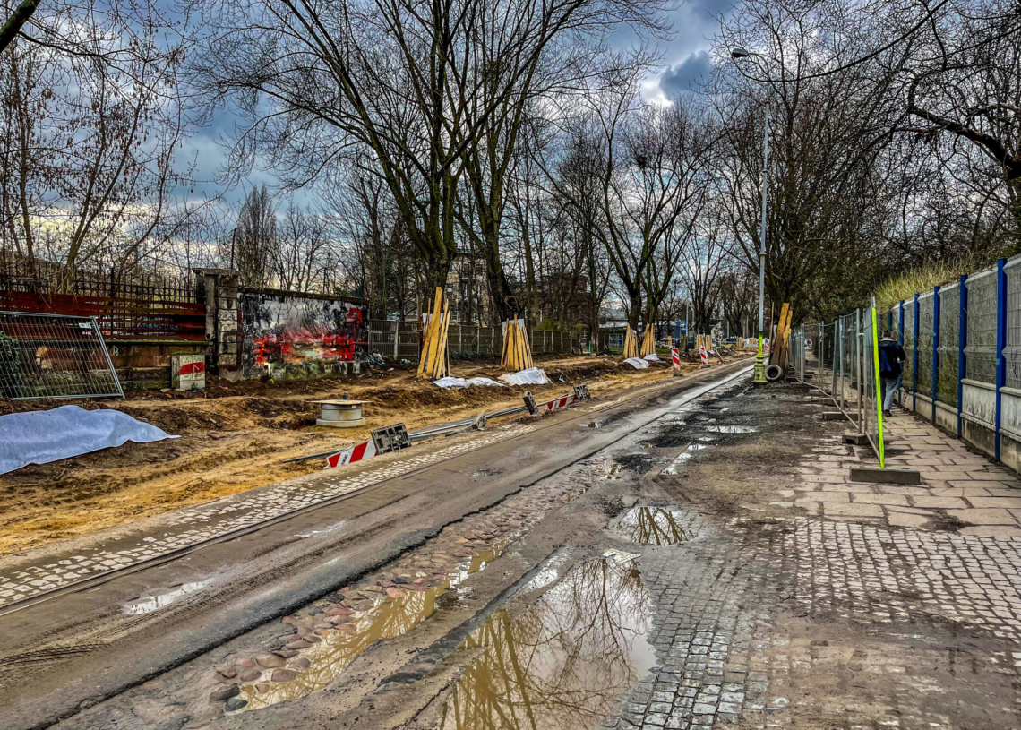 Modernizacja Cmentarnej. Kierowcom coraz trudniej się po niej przemieszczać [ZDJĘCIA]