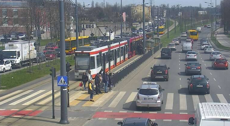Zatrzymanie ruchu tramwajów na Piłsudskiego przy Niciarnianej trwało ponad 20 minut. Opóźnienia na 6 liniach 1 zatrzymanie ruchu tramwajów na Piłsudskiego