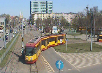 Łodzianie chcą przejścia przez torowisko w pobliżu wejścia do hali targowiska Górniak 1 przejścia przez torowisko