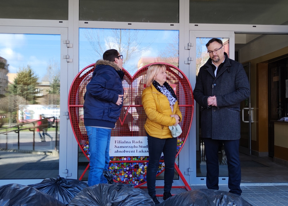 Akcja zbierania plastikowych nakrętek dla Patryka Kabzińskiego z Piotrkowa. Potrzeba około 10 ton nakrętek