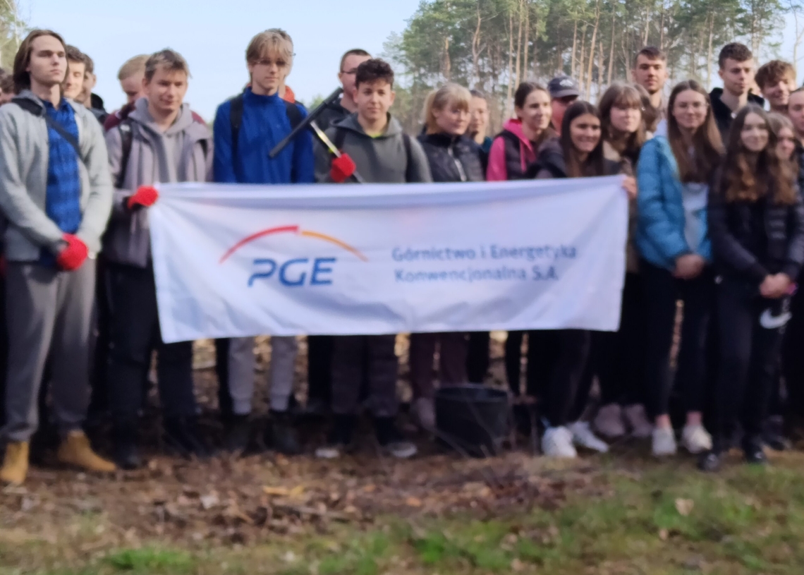 Uczniowie szkół z Kleszczowa i Bełchatowa sadzili drzewa w Klukach. To jedna z odsłon akcji „Lasy Pełne Energii” [ZDJĘCIA]