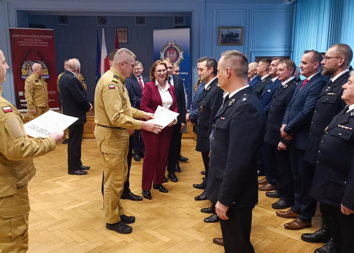Promesy na zakup nowych wozów bojowych dla 11 jednostek OSP z terenu powiatów bełchatowskiego, piotrkowskiego i radomszczańskiego