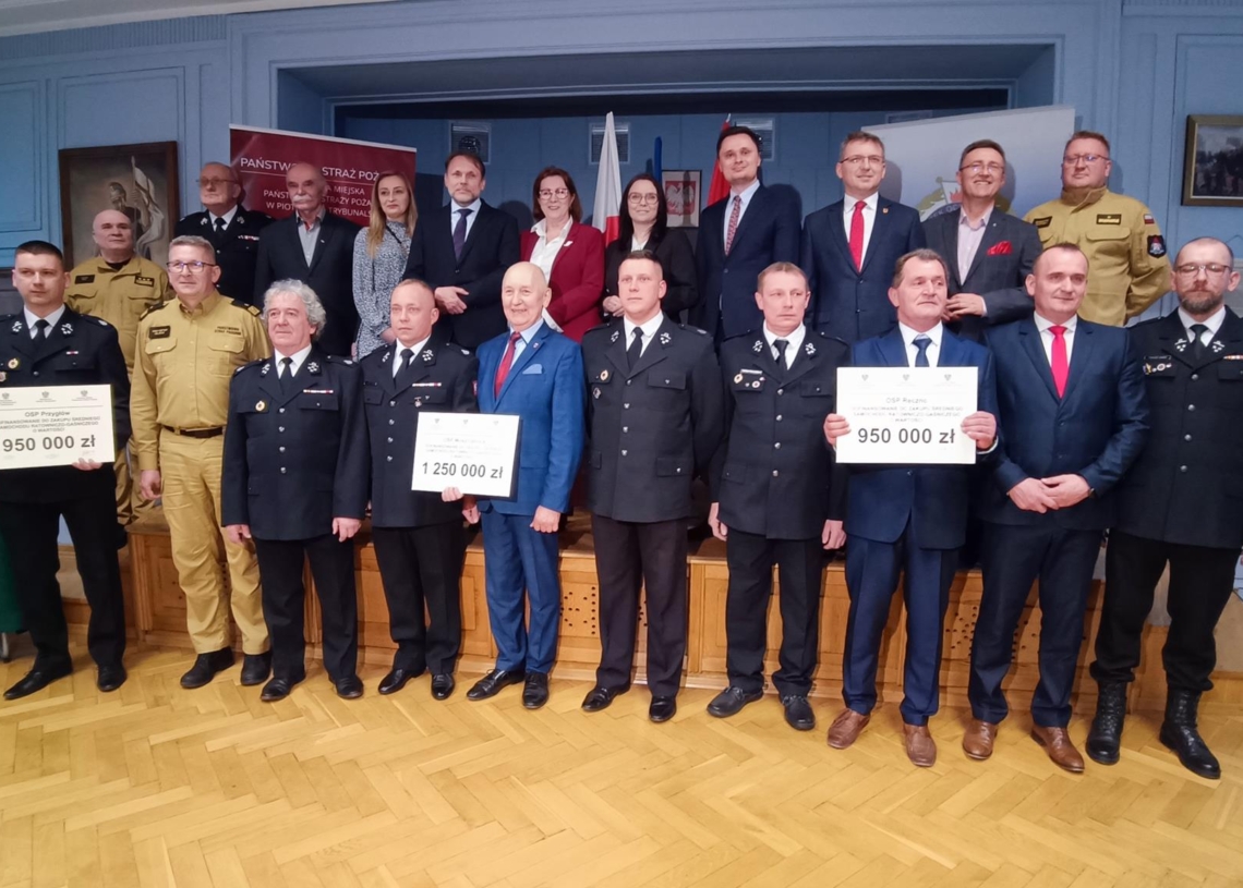 Promesy na zakup nowych wozów bojowych dla 11 jednostek OSP z terenu powiatów bełchatowskiego, piotrkowskiego i radomszczańskiego