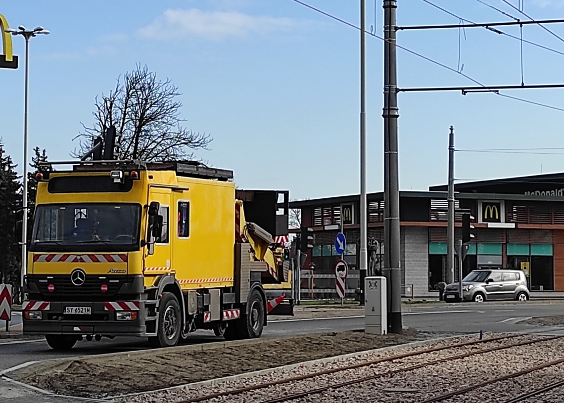 Remontowane torowisko w Pabianicach. Kierowcy parkują na nim samochody