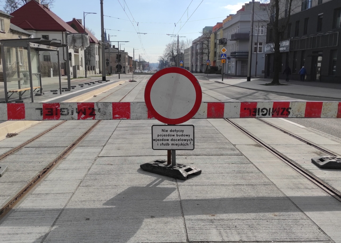 Remontowane torowisko w Pabianicach. Kierowcy parkują na nim samochody
