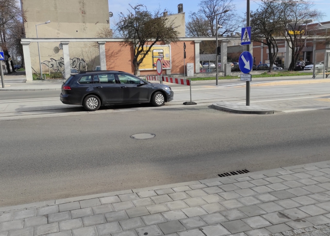 Remontowane torowisko w Pabianicach. Kierowcy parkują na nim samochody