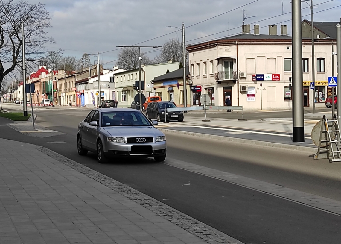 Remontowane torowisko w Pabianicach. Kierowcy parkują na nim samochody