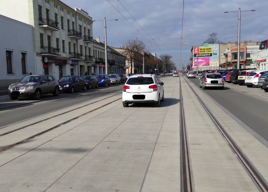 Remontowane torowisko w Pabianicach. Kierowcy parkują na nim samochody
