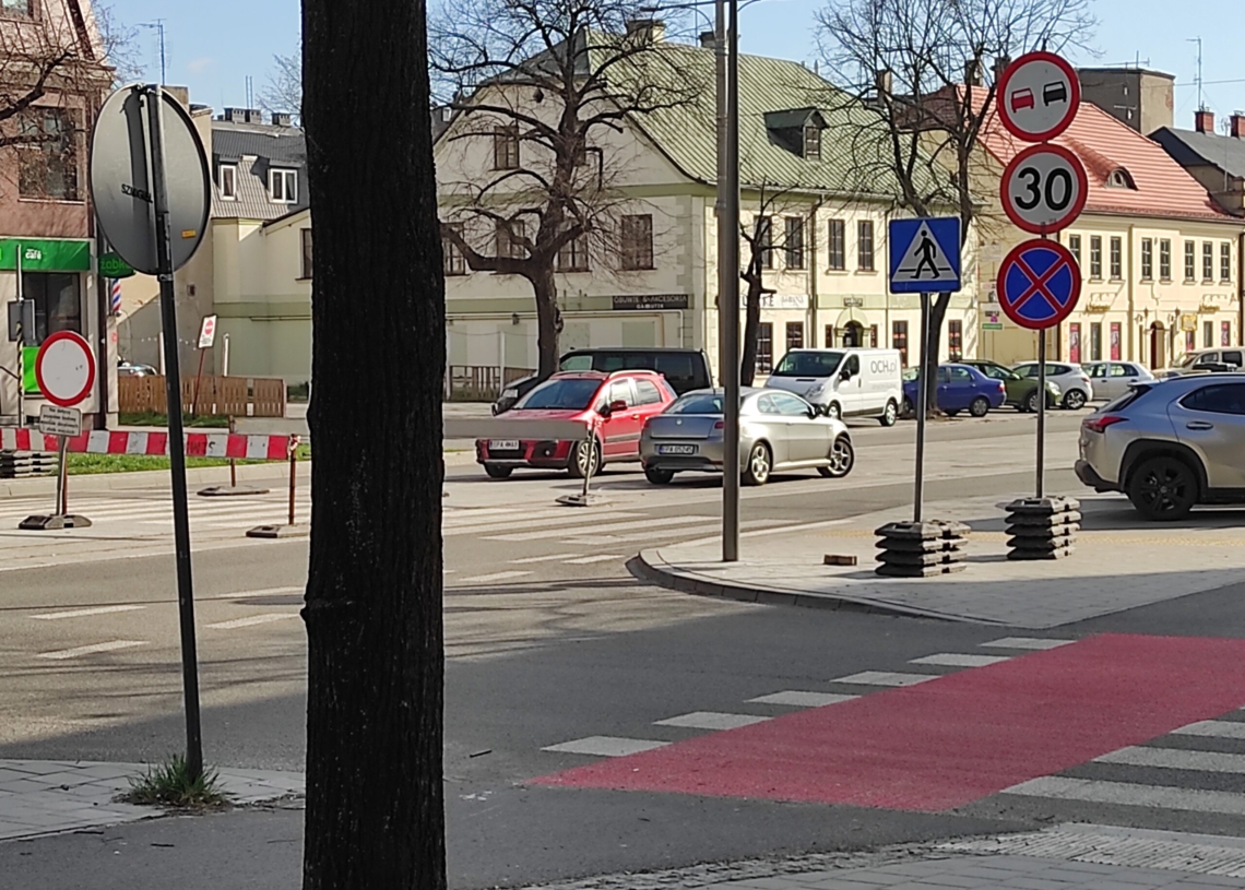 Remontowane torowisko w Pabianicach. Kierowcy parkują na nim samochody
