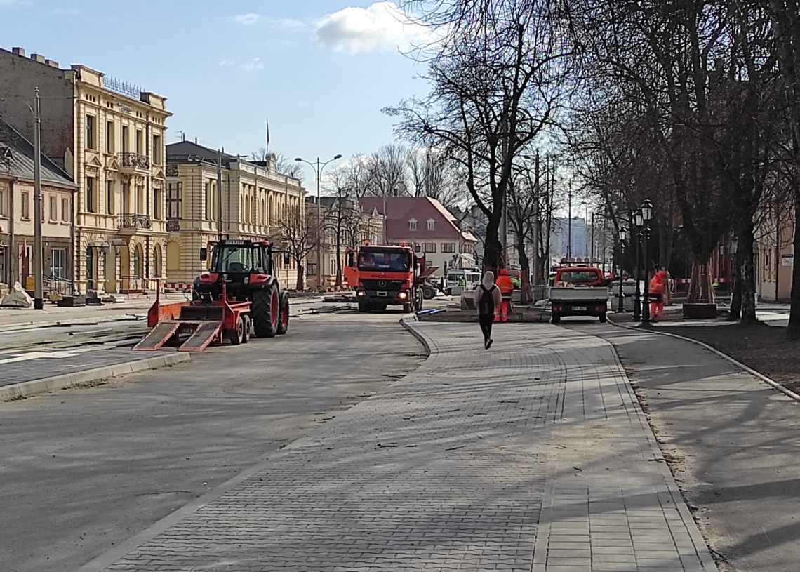 Remontowane torowisko w Pabianicach. Kierowcy parkują na nim samochody