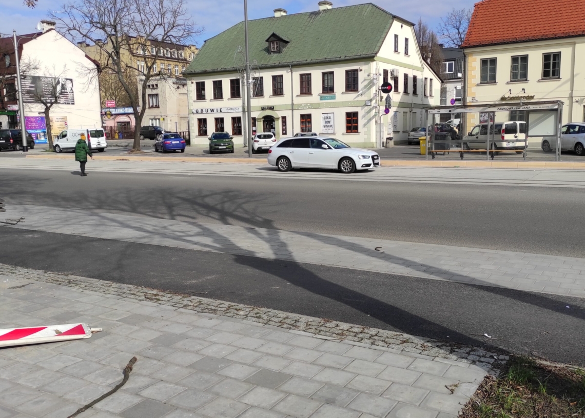 Remontowane torowisko w Pabianicach. Kierowcy parkują na nim samochody