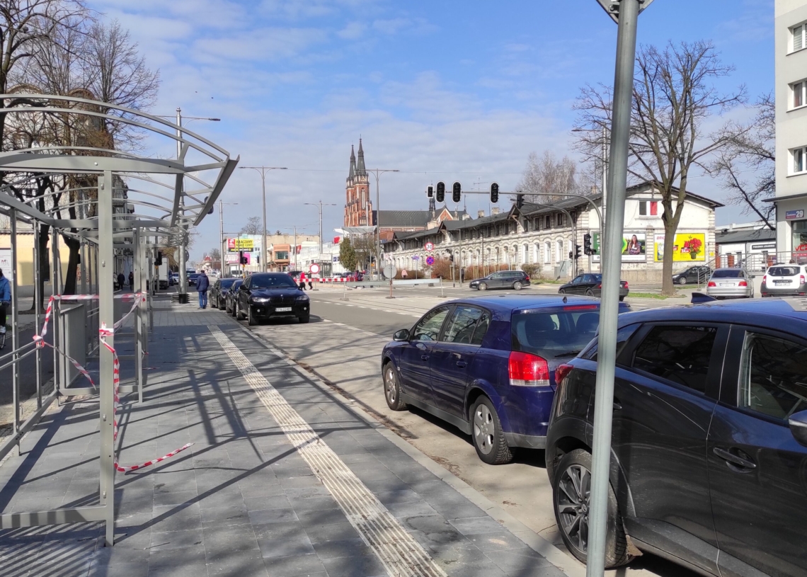 Remontowane torowisko w Pabianicach. Kierowcy parkują na nim samochody