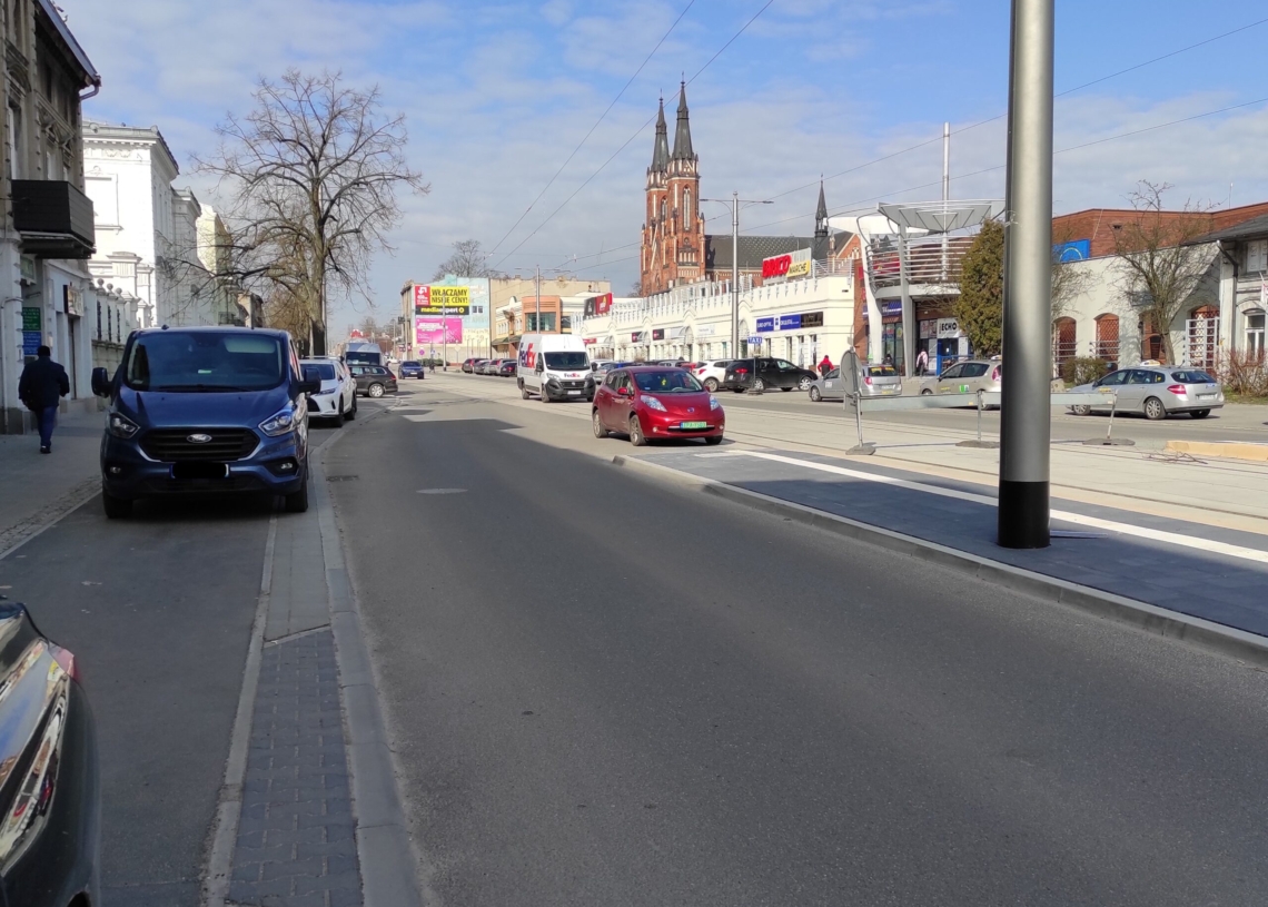 Remontowane torowisko w Pabianicach. Kierowcy parkują na nim samochody