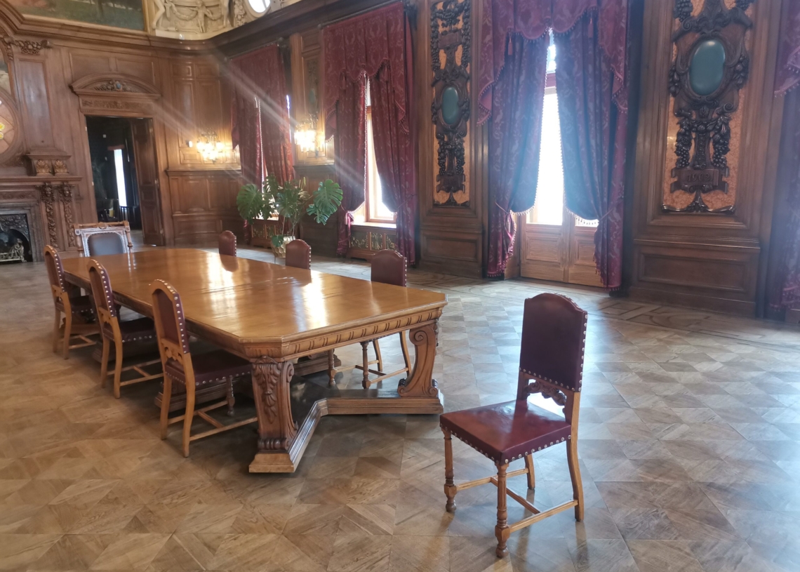 7 krzeseł należących do fabrykanta na ekspozycji w Pałacu Rodziny Poznańskich
