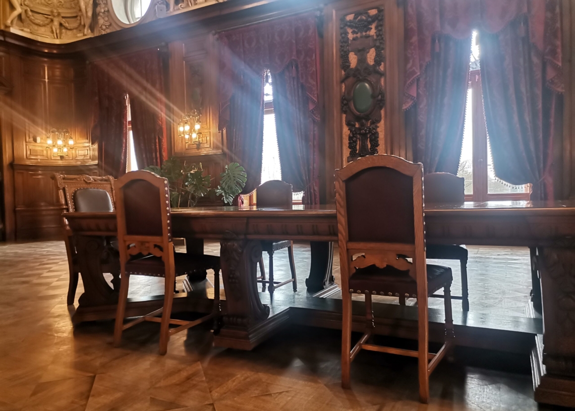 7 krzeseł należących do fabrykanta na ekspozycji w Pałacu Rodziny Poznańskich