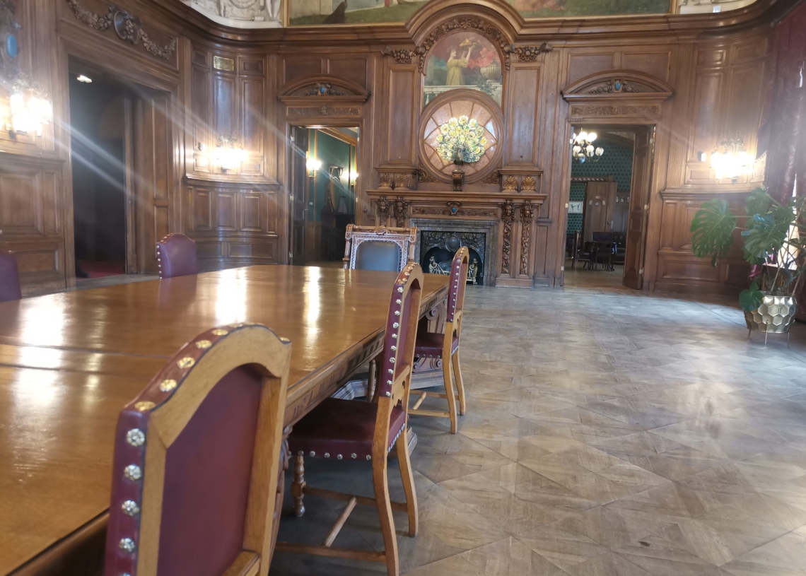 7 krzeseł należących do fabrykanta na ekspozycji w Pałacu Rodziny Poznańskich