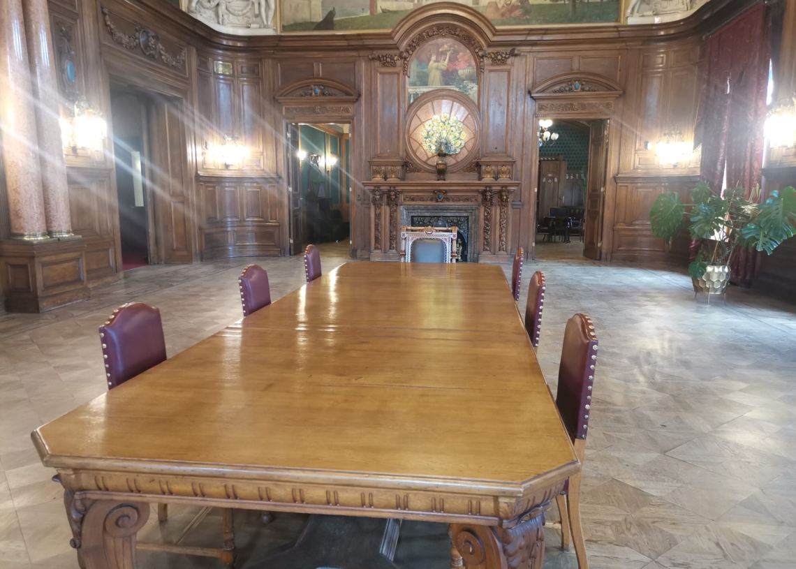 7 krzeseł należących do fabrykanta na ekspozycji w Pałacu Rodziny Poznańskich