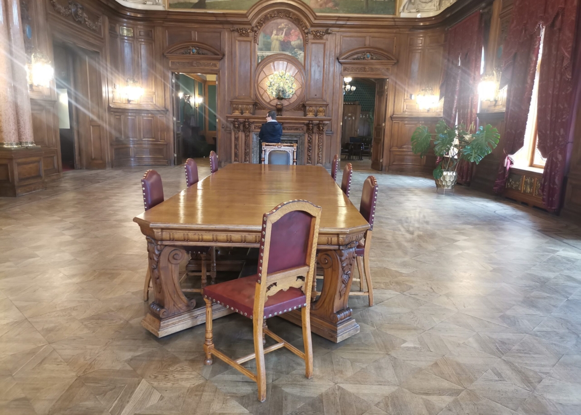 7 krzeseł należących do fabrykanta na ekspozycji w Pałacu Rodziny Poznańskich