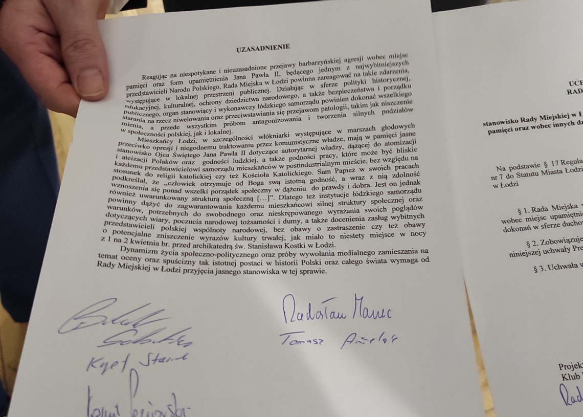 Stanowisko radnych PiS w sprawie działań szkalujących dobre imię JP II nie zostało wprowadzone do porządku obrad sesji Rady Miejskiej w Łodzi