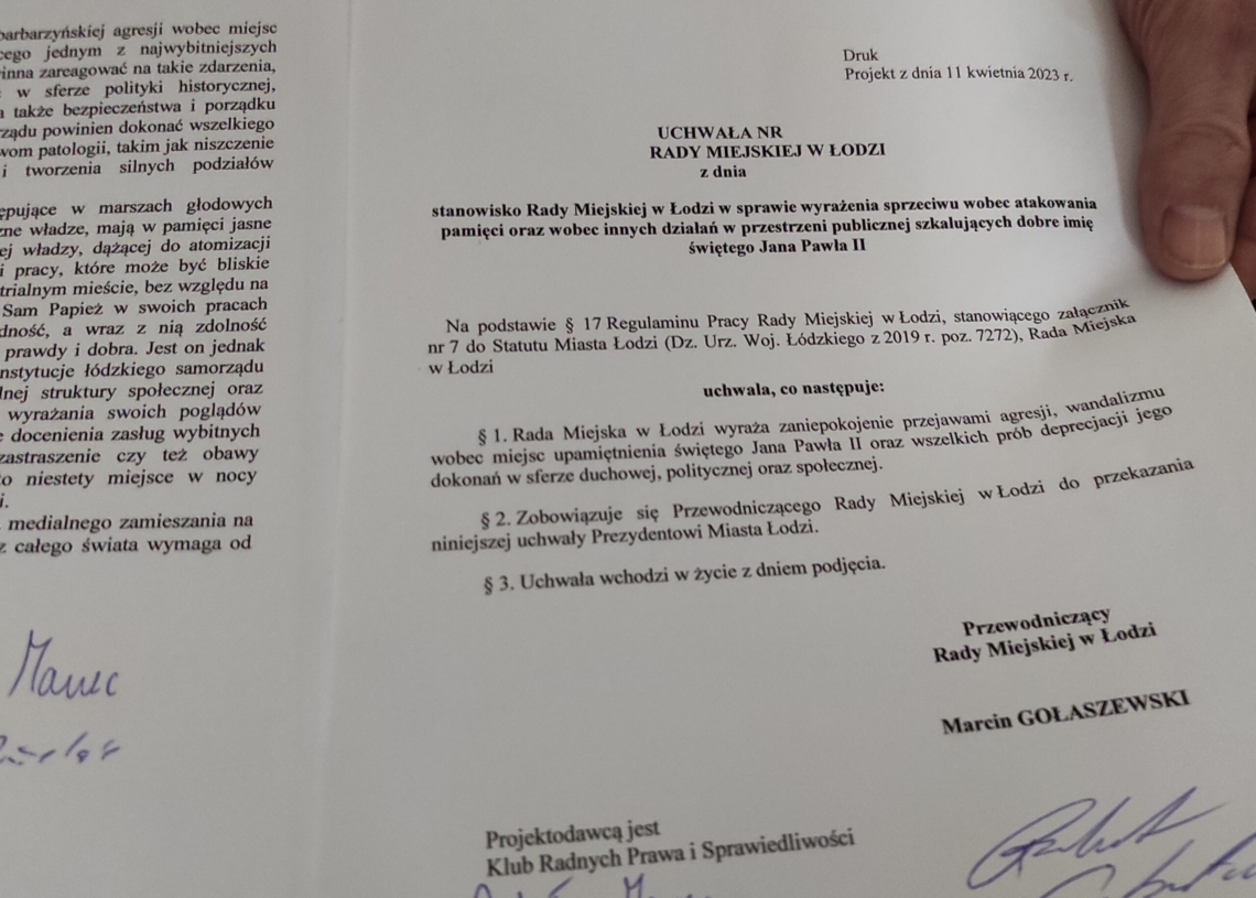 Stanowisko radnych PiS w sprawie działań szkalujących dobre imię JP II nie zostało wprowadzone do porządku obrad sesji Rady Miejskiej w Łodzi