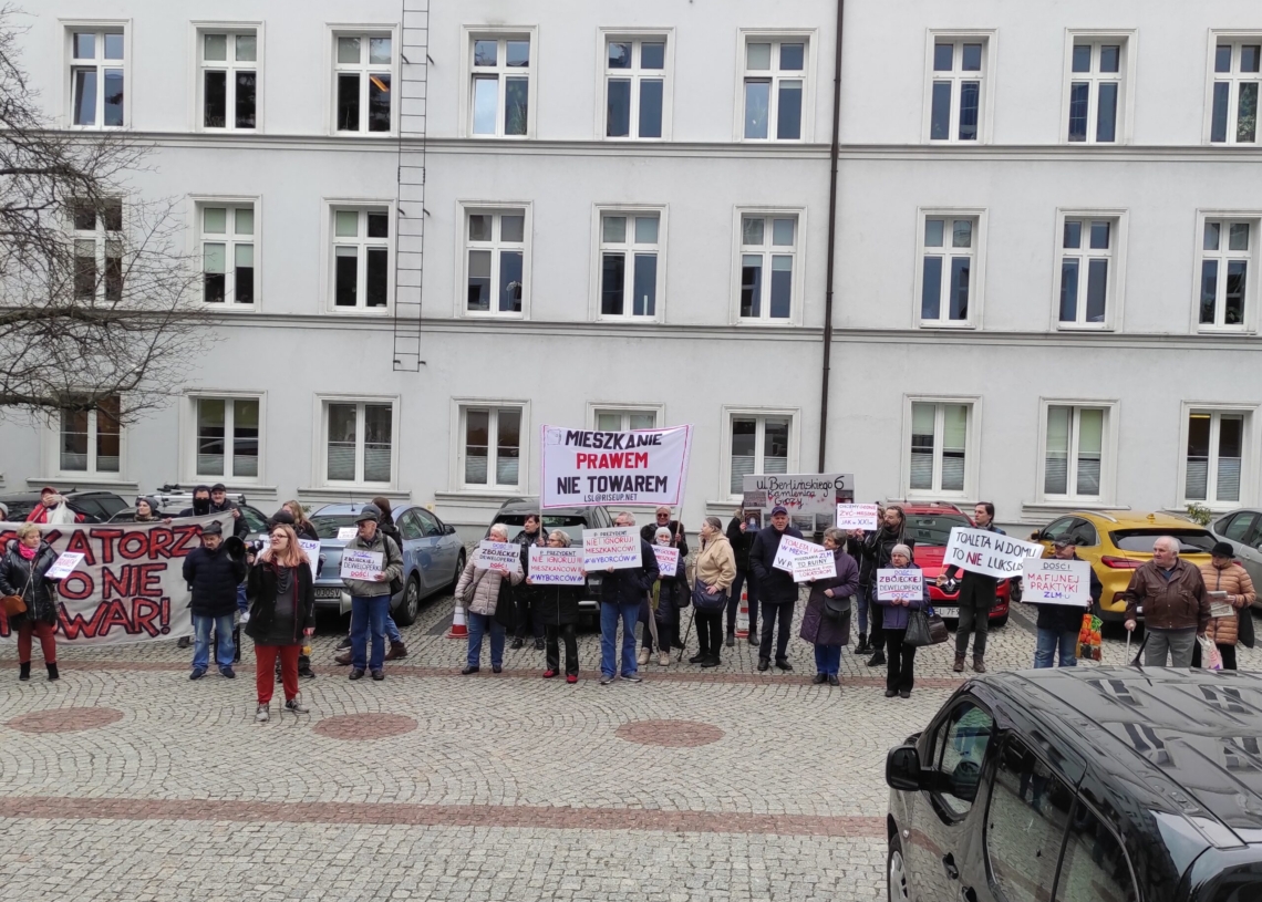 Kilkudziesięciu mieszkańców lokali komunalnych protestowało przed łódzkim magistratem [ZDJĘCIA]