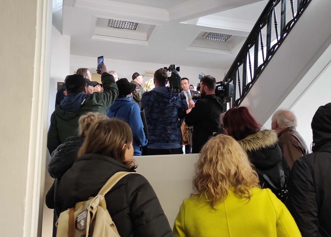 Kilkudziesięciu mieszkańców lokali komunalnych protestowało przed łódzkim magistratem [ZDJĘCIA]