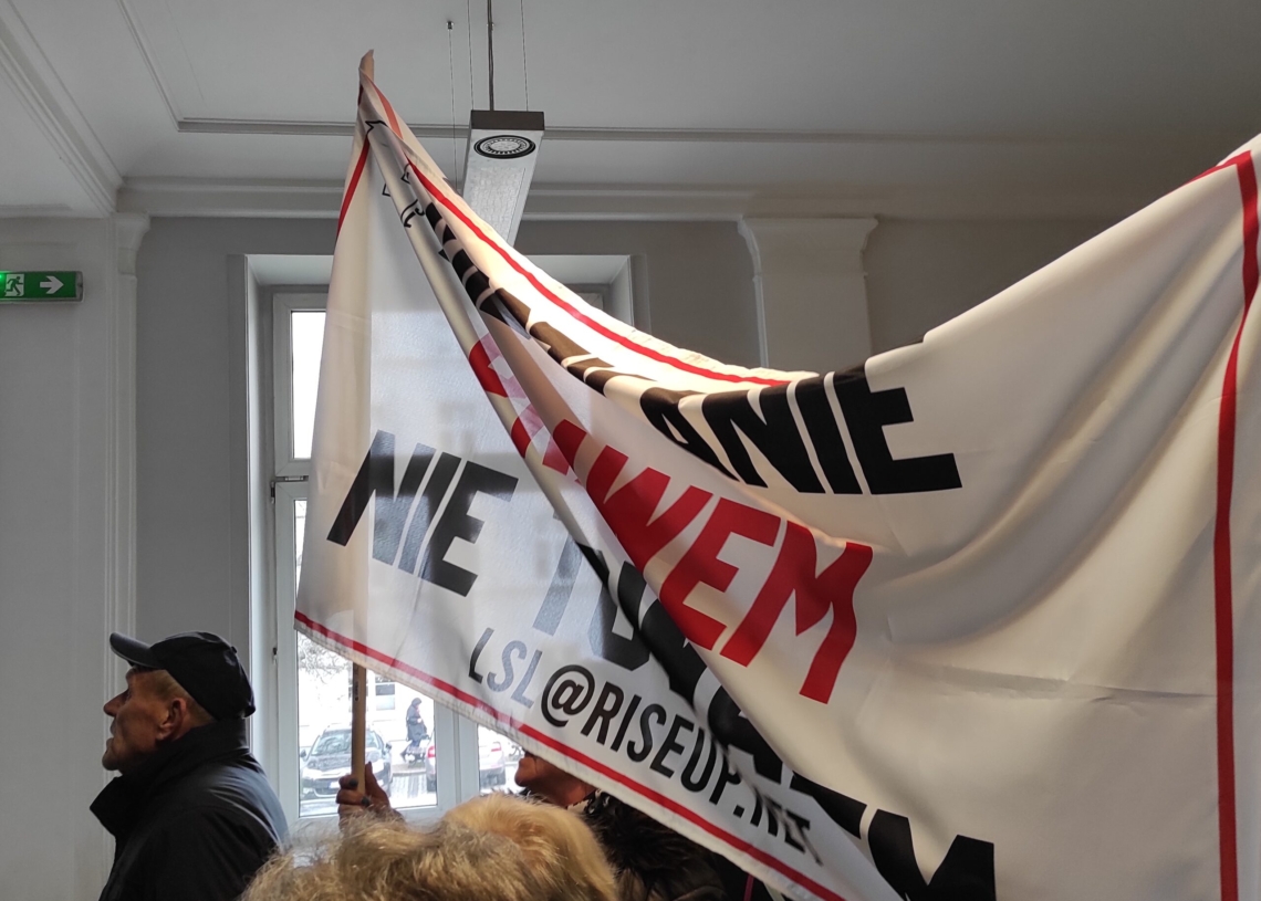 Kilkudziesięciu mieszkańców lokali komunalnych protestowało przed łódzkim magistratem [ZDJĘCIA]
