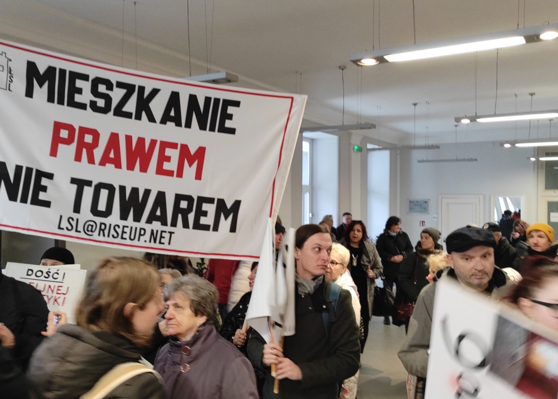 Kilkudziesięciu mieszkańców lokali komunalnych protestowało przed łódzkim magistratem [ZDJĘCIA]